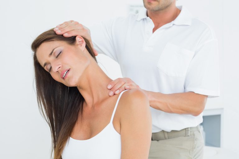 אישה מטופלת לאחר פגיעה בעמוד השדרה והצוואר